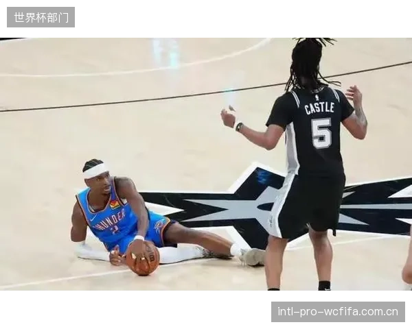 马刺的窒息防守将在抢七大战中面临雷霆高效进攻的终极考验。 马刺的窒息防守将在抢七大战中面临雷霆高效进攻的终极考验。